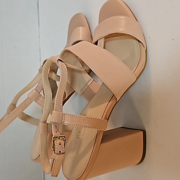 PREOWNED COLE HAAN HEEL - Picture 2 of 8